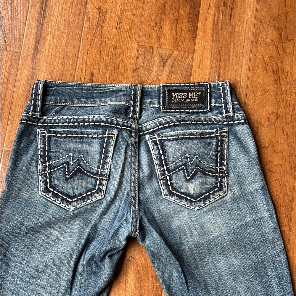 Miss Me Women's Slightly Distressed Blue relaxed fit Jeans size 25
